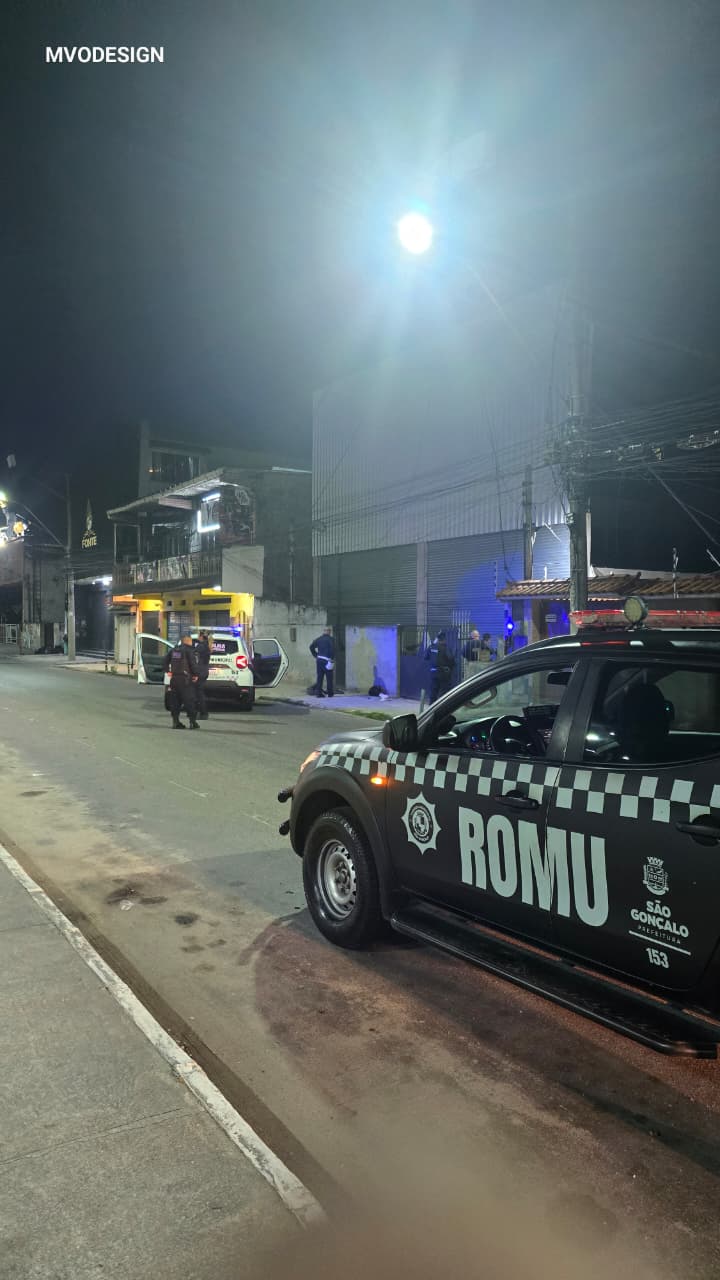 Agentes da Guarda Municipal de São Gonçalo em patrulha. Operação de segurança e combate ao crime na cidade.