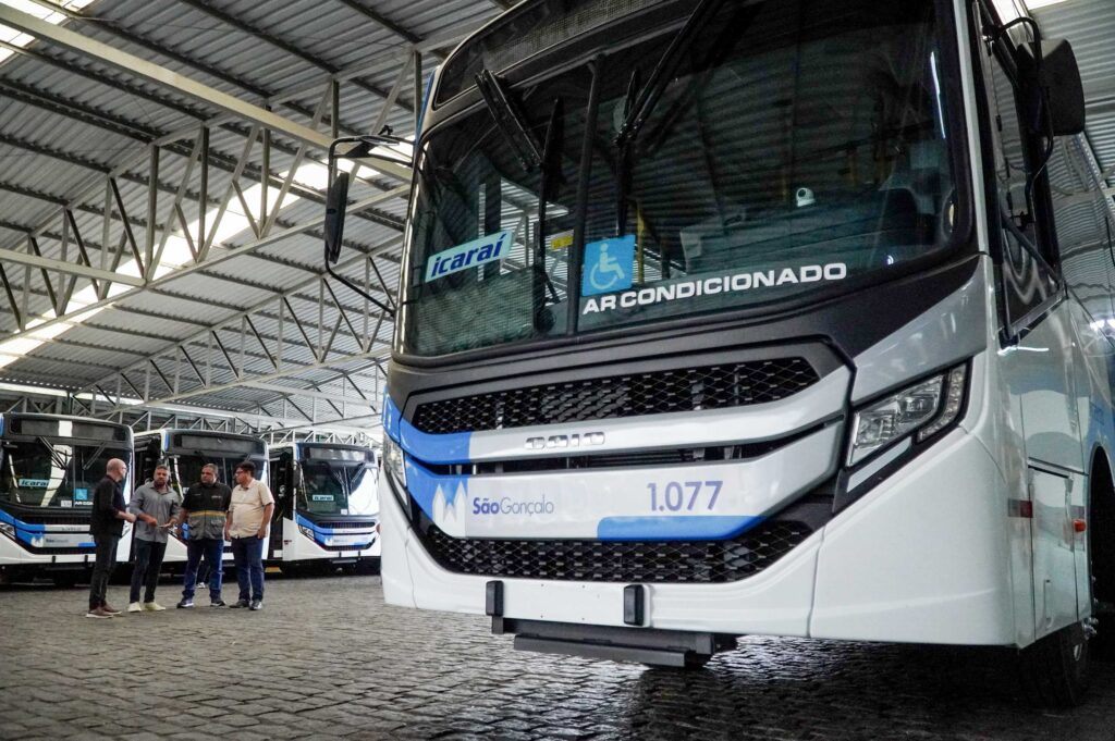 Novos ônibus com ar-condicionado para São Gonçalo, vistoriados na garagem da Viação Mauá.