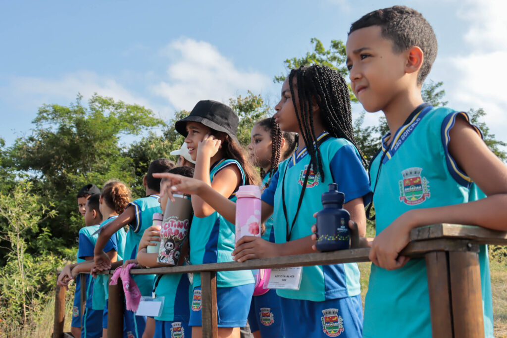 Alunos de São Gonçalo aprendendo sobre fauna e flora em Área de Proteção Ambiental de Maria Paula.