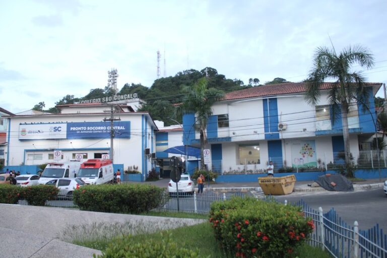 Fachada de unidade de pronto atendimento em São Gonçalo, sinalizando funcionamento durante feriado.