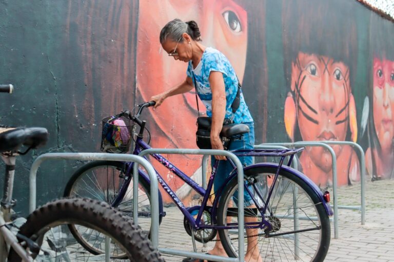 Bicicletários instalados ao longo da ciclovia do MUVI em São Gonçalo, incentivando o uso de bicicletas.