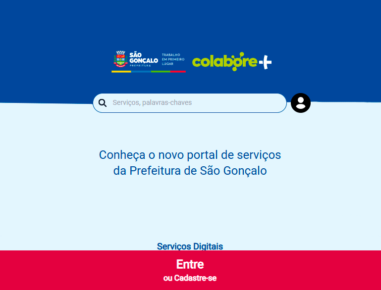 Pessoa autista mostrando carteirinha de identificação em São Gonçalo, garantindo prioridade em serviços públicos e privados.
