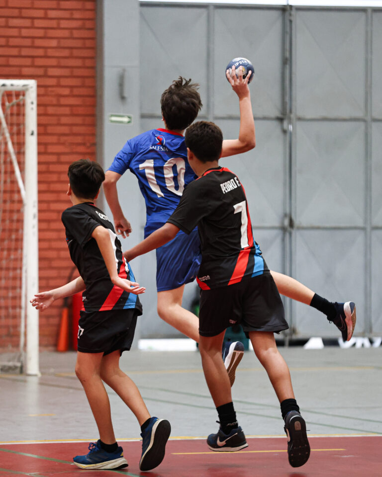 Estudantes e autoridades na cerimônia de abertura dos Jogos Escolares de Niterói na Concha Acústica.