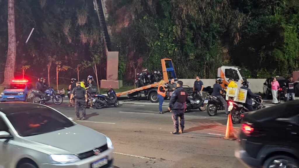 Agentes da NitTrans fiscalizam motocicletas em Niterói, focando em escapamentos adulterados.