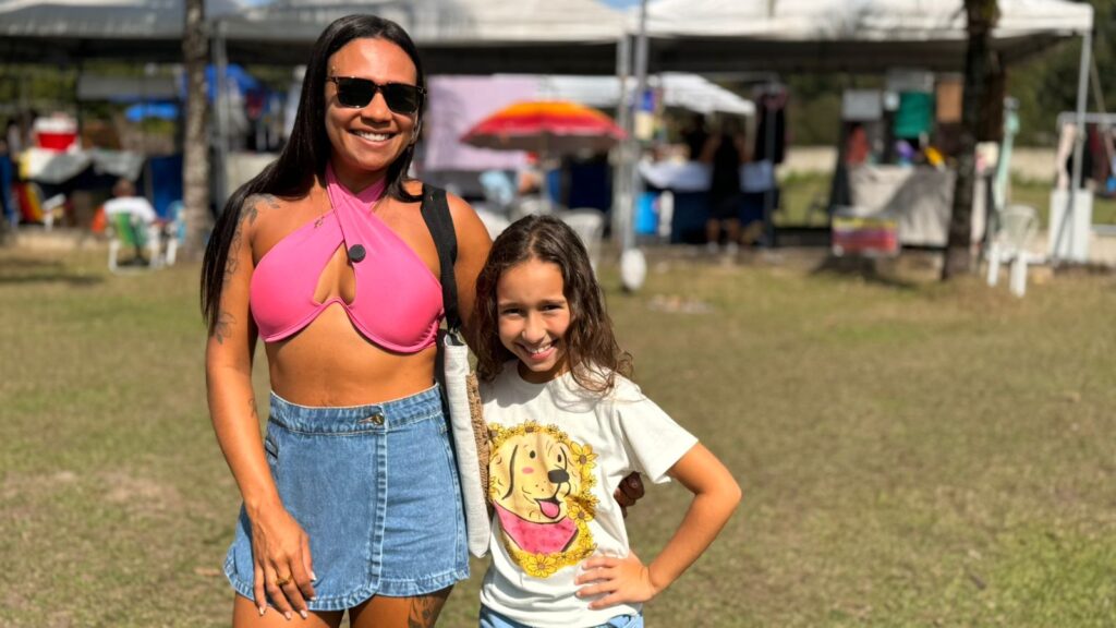 Visitantes em Maricá aproveitam o Curta Itaocaia em Itaipuaçu, com artesanato e música ao vivo.