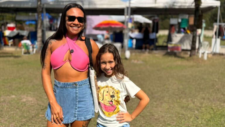Visitantes em Maricá aproveitam o Curta Itaocaia em Itaipuaçu, com artesanato e música ao vivo.