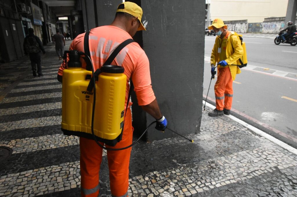 Pulverizador da Clin sendo usado na Avenida Amaral Peixoto, Niterói, para higienização urbana.