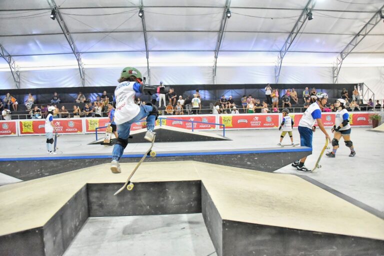 Crianças e adolescentes praticando skate na Skate House de Inoã, Maricá, em projeto da prefeitura.