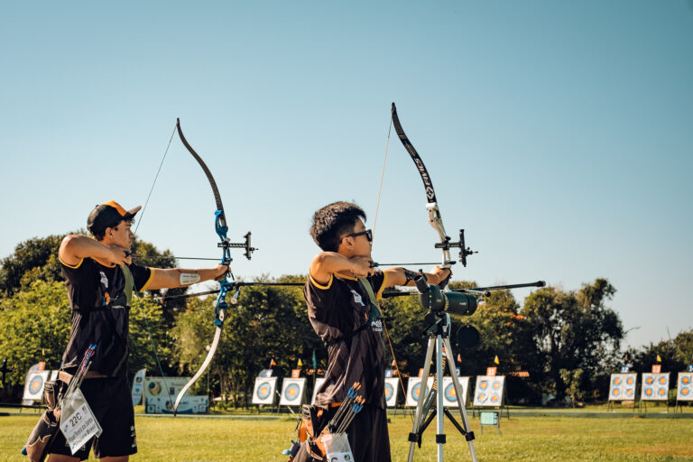 Jovens praticando tiro com arco em aula gratuita oferecida pela Prefeitura de Maricá.