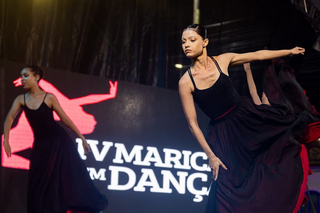Artistas se apresentam em palco montado ao ar livre durante o 5º Maricá em Dança na Praça Orlando de Barros Pimentel.