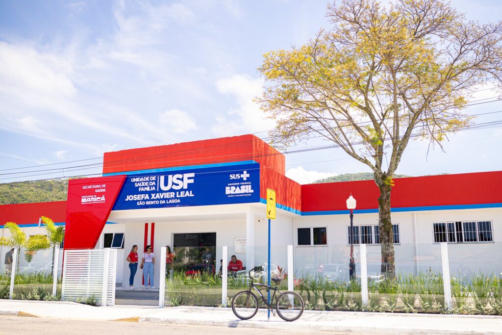 Equipe de saúde da USF Josefa Xavier Leal, em São Bento da Lagoa, Maricá, atendendo a população local.