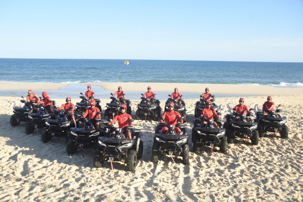 Motos aquáticas e quadriciclos da Defesa Civil de Maricá em operação na orla.