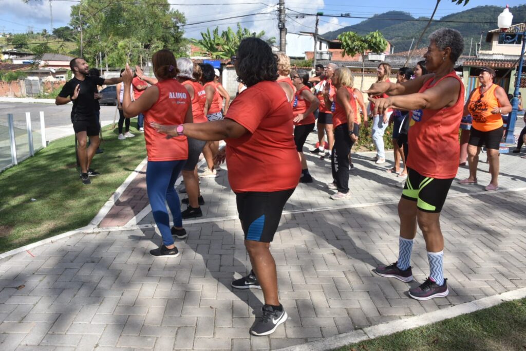 Idosos praticando exercícios na Casa da Terceira Idade de Inoã, Maricá, em atividades promovidas pela prefeitura.