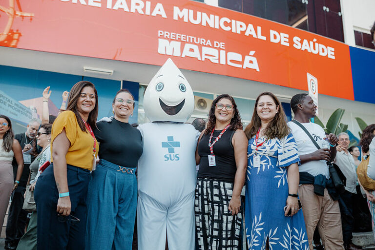 Profissionais de saúde da Itália e autoridades de Maricá durante visita a uma unidade de saúde.