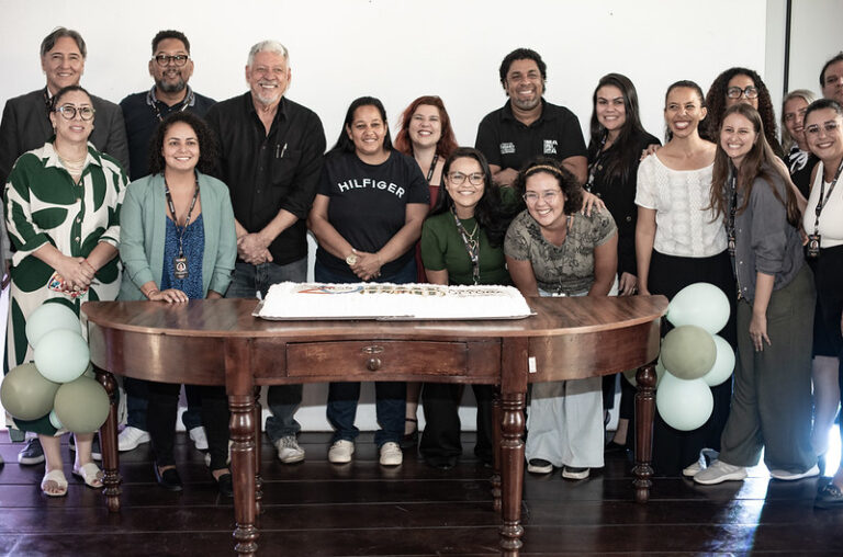 Bolo e apresentação musical celebram os 20 anos da Casa de Cultura – Museu Histórico de Maricá.