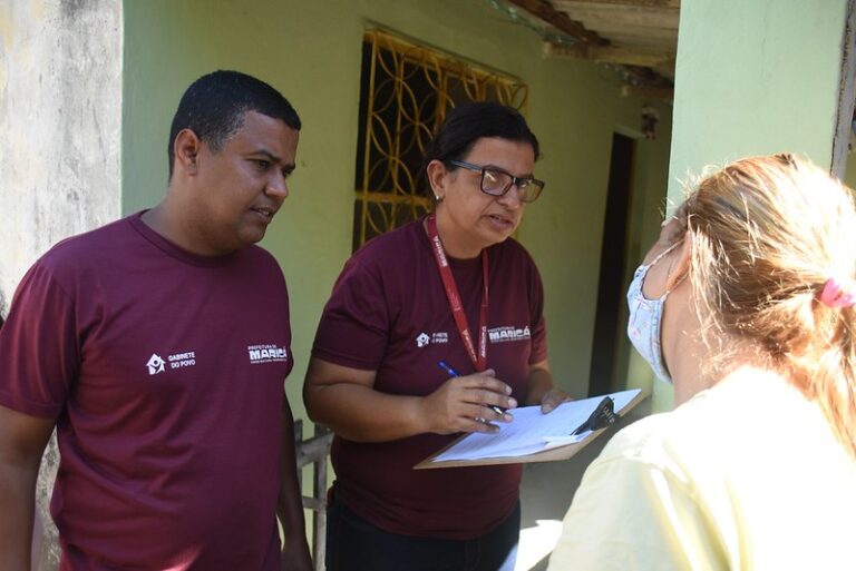 Moradores de Maricá recebem atendimento do Gabinete do Povo em suas casas, com equipes da prefeitura prestando serviços.