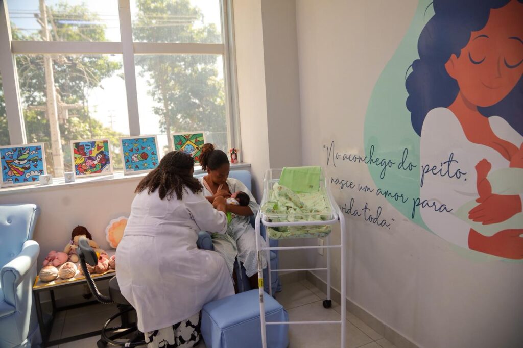 Prefeito Rodrigo Neves e equipe celebram aniversário de 1 ano da Maternidade Alzira Reis em Niterói.