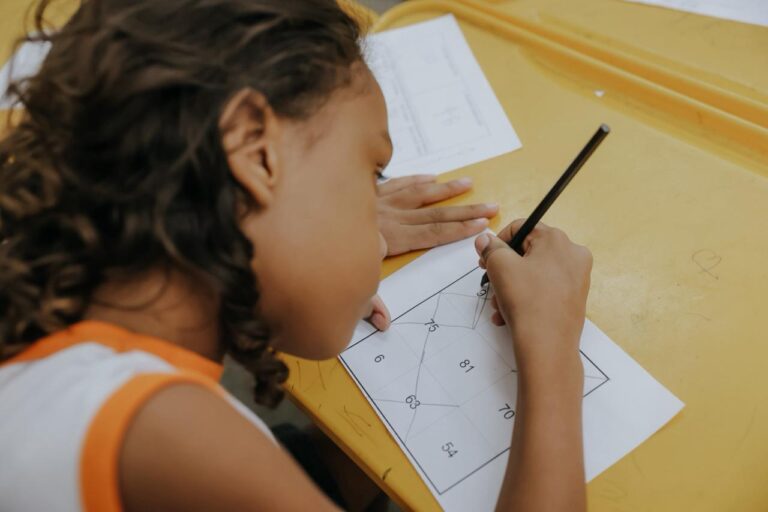 Alunos em sala de aula participam de atividades de matemática em Niterói, com foco no novo programa.