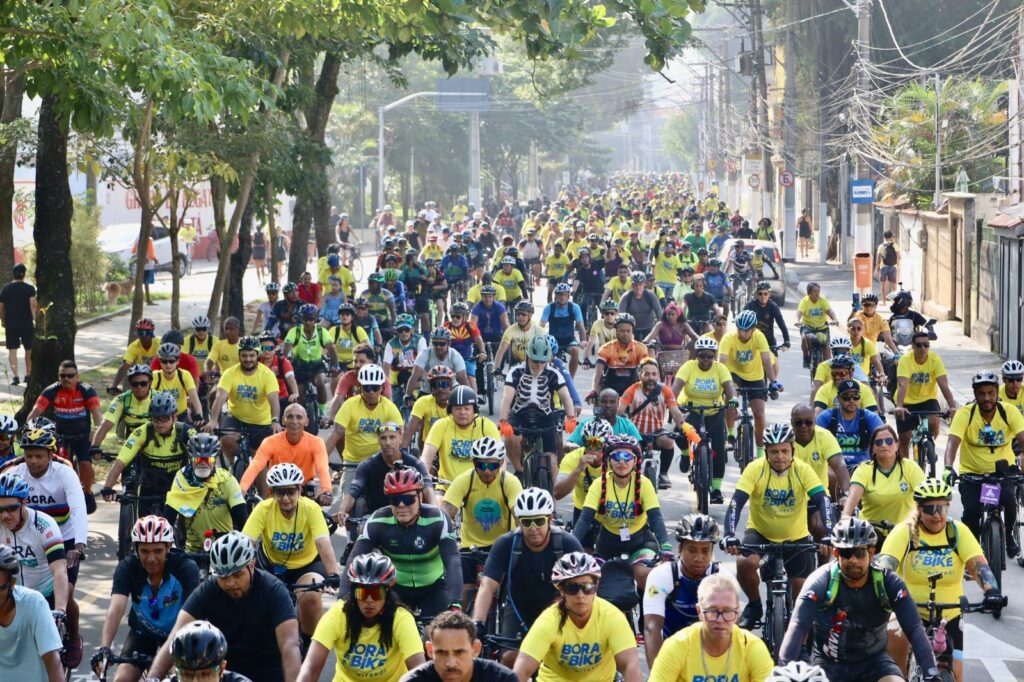 Ciclistas em Niterói durante o evento Bora de Bike Record, passando por cartão-postal da cidade.
