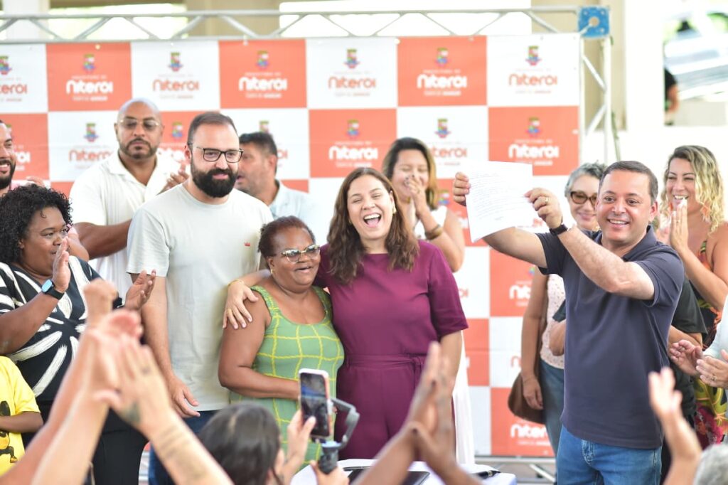Prefeito Rodrigo Neves sanciona lei do IPTU Social em Niterói durante visita a condomínios do Minha Casa, Minha Vida.