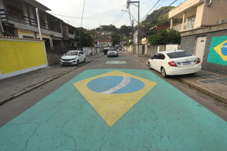 Moradores decoram rua em Niterói com bandeirinhas e cores do Brasil para a Copa do Mundo.
