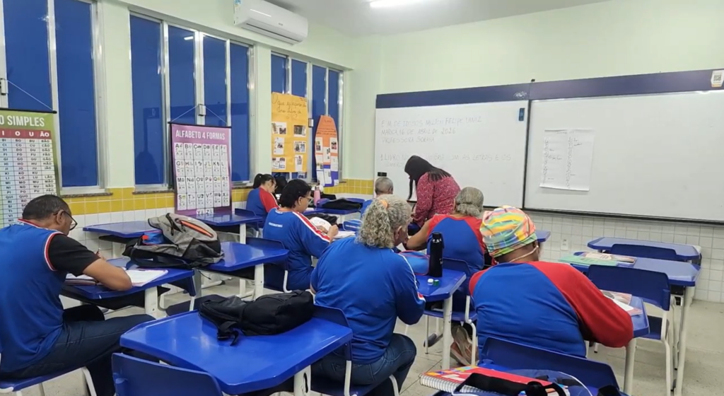 Idosos participam de aula interativa na Escola de Idosos em Maricá, focando em inclusão e bem-estar cognitivo.