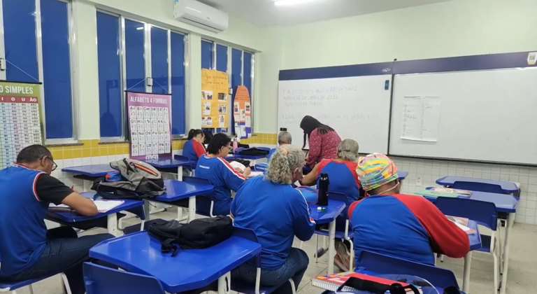 Idosos participam de aula interativa na Escola de Idosos em Maricá, focando em inclusão e bem-estar cognitivo.