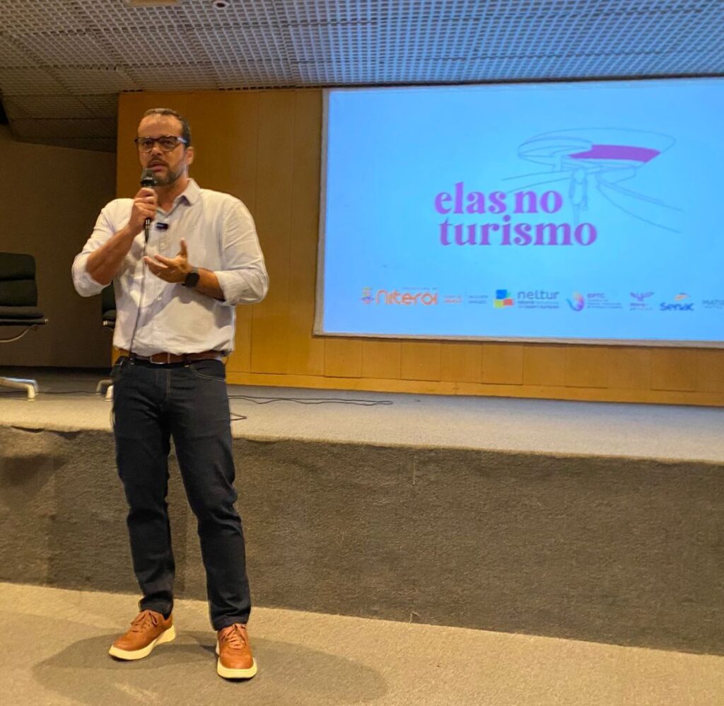 Aula inaugural do projeto Elas no Turismo em Niterói com mulheres e autoridades no Museu de Arte Contemporânea.