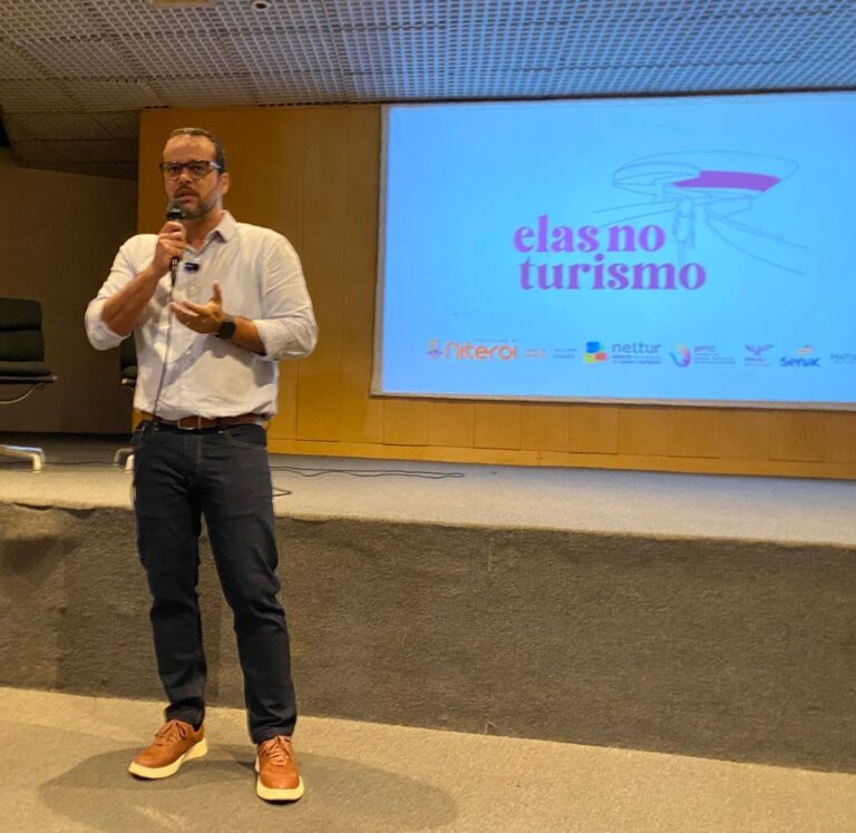 Aula inaugural do projeto Elas no Turismo em Niterói com mulheres e autoridades no Museu de Arte Contemporânea.