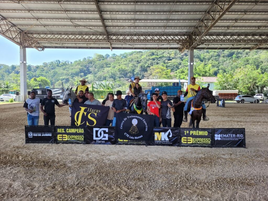 Cavaleiros e amazonas competem em prova de salto durante campeonato hípico no Parque Rural de Niterói.
