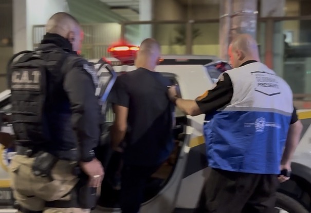 Agentes da Prefeitura de Niterói, Segurança Presente e Polícia Civil em operação contra flanelinhas ilegais no Jardim Icaraí.