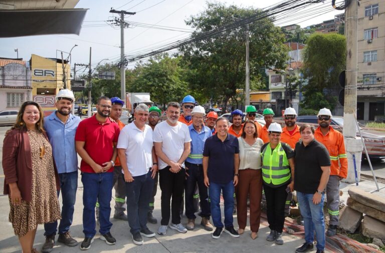Prefeito Rodrigo Neves vistoria obras na Alameda São Boaventura, Niterói, durante Prefeitura Móvel.