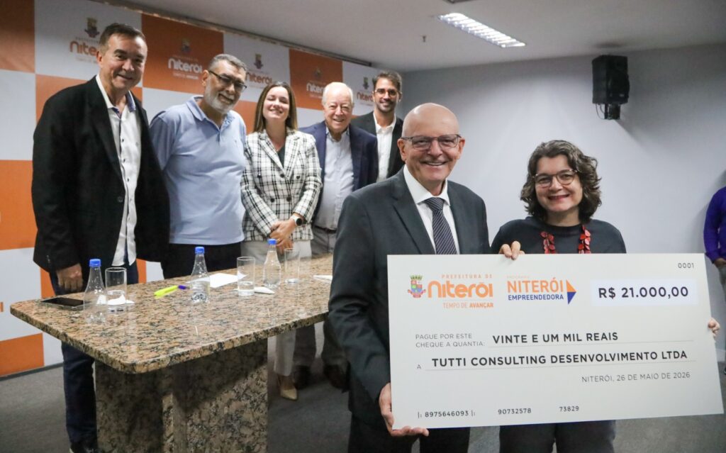 Cerimônia de entrega de cheques simbólicos do programa Niterói Empreendedora a empreendedores locais na prefeitura.