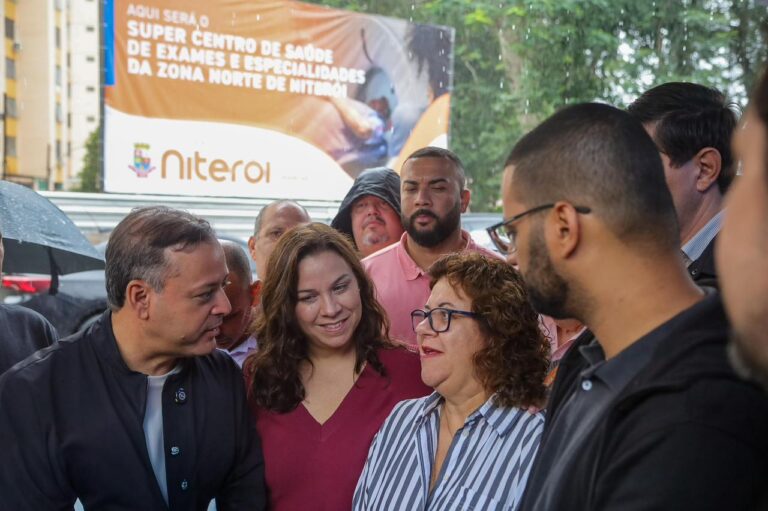 Prefeito Rodrigo Neves vistoria terreno do futuro Super Centro de Saúde na Zona Norte de Niterói.