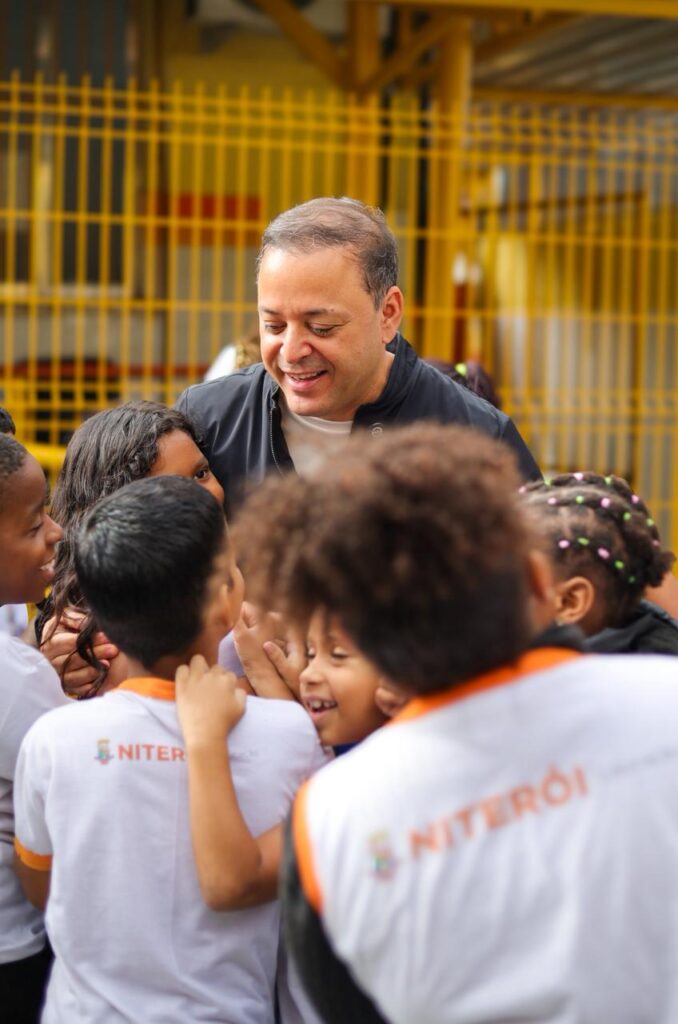 Prefeito Rodrigo Neves em reunião com diretoras de escolas da Zona Norte de Niterói para discutir educação.
