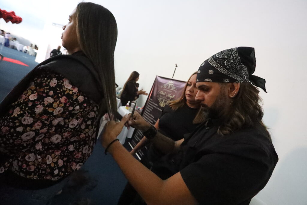 Mães com deficiência e atípicas com seus filhos em evento de inclusão no Caminho Niemeyer, Niterói.