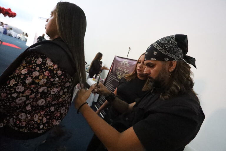 Mães com deficiência e atípicas com seus filhos em evento de inclusão no Caminho Niemeyer, Niterói.