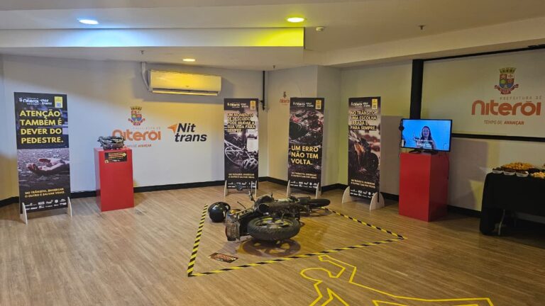 Exposição do Maio Amarelo no Plaza Shopping em Niterói com elementos visuais e educativos sobre segurança viária.