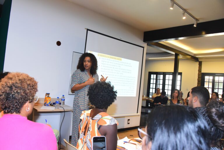Alunos do Curso de Formação em Direitos Humanos em sala de aula em Maricá, com professor e participantes.