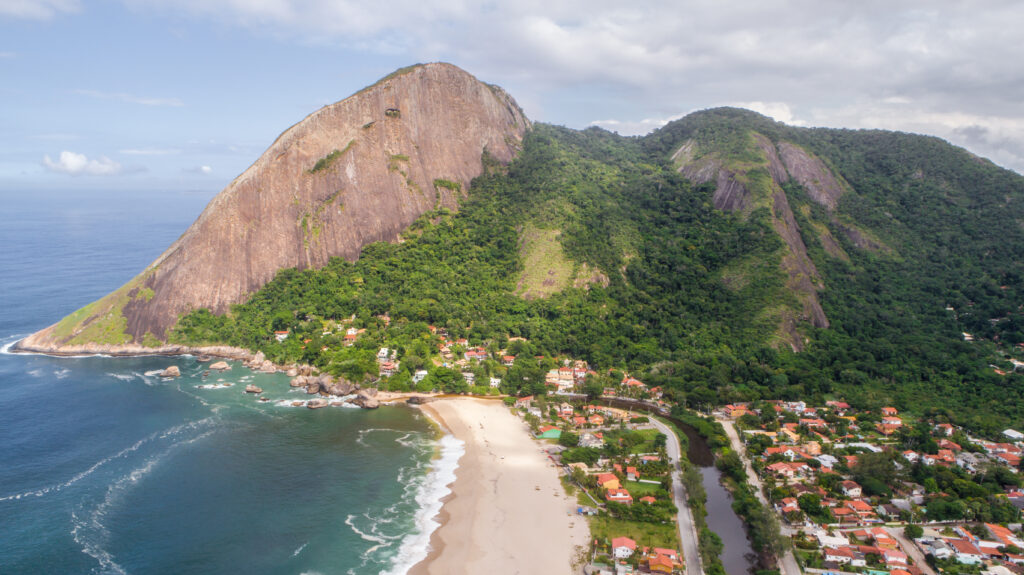 Equipes da Defesa Civil de Maricá em ação de busca e salvamento em área de mata na Pedra do Elefante.