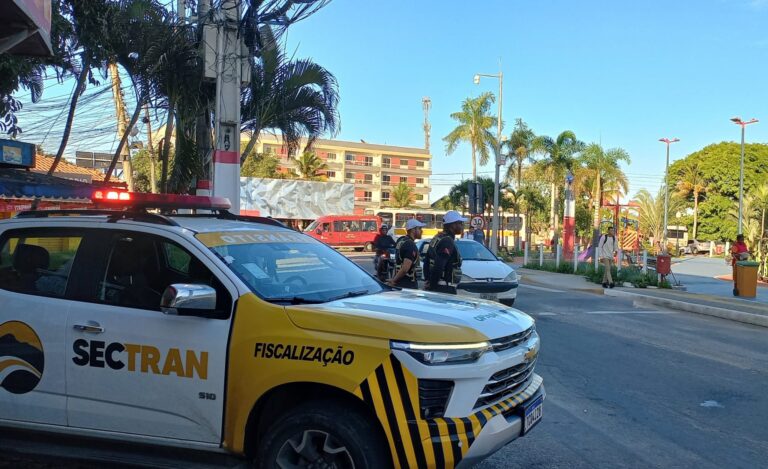 Agente de trânsito em Maricá orienta motoristas durante alterações de tráfego para festividades de aniversário.