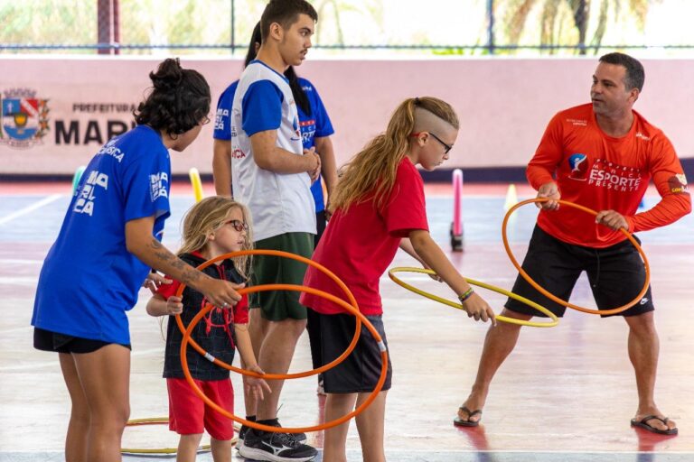Pessoas praticando diversas modalidades esportivas em Maricá, como futebol, basquete e artes marciais.