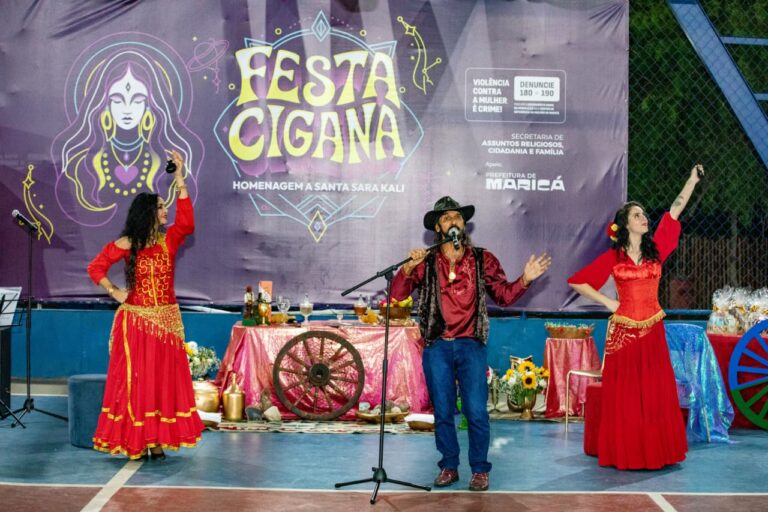 Pessoas participam de procissão em Maricá, celebrando a cultura cigana e Santa Sara Kali na Orla do Parque Nanci.