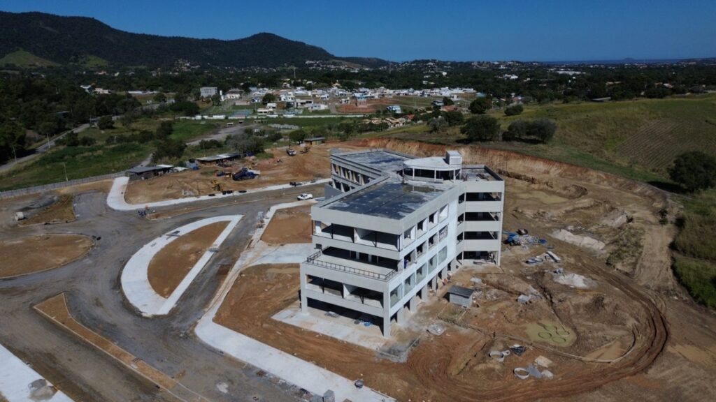 Vista aérea de Maricá, com destaque para áreas de desenvolvimento urbano e projetos de infraestrutura.