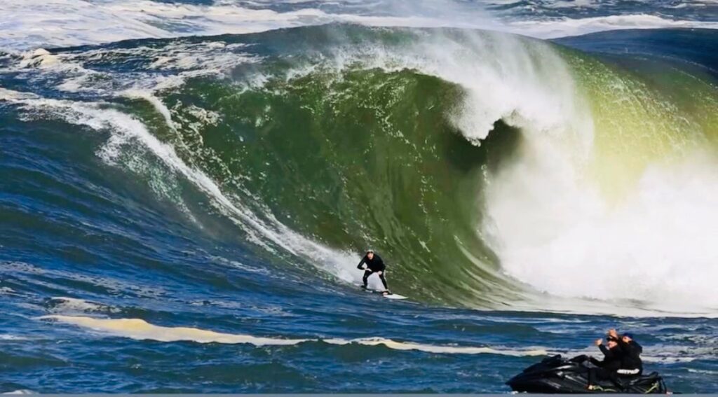 Surfistas em ação em Itacoatiara, Niterói, durante swell de ondas grandes que antecede o IBW 2026.