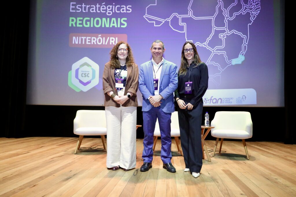 Prefeito Rodrigo Neves e participantes em evento sobre cidades inteligentes em Niterói