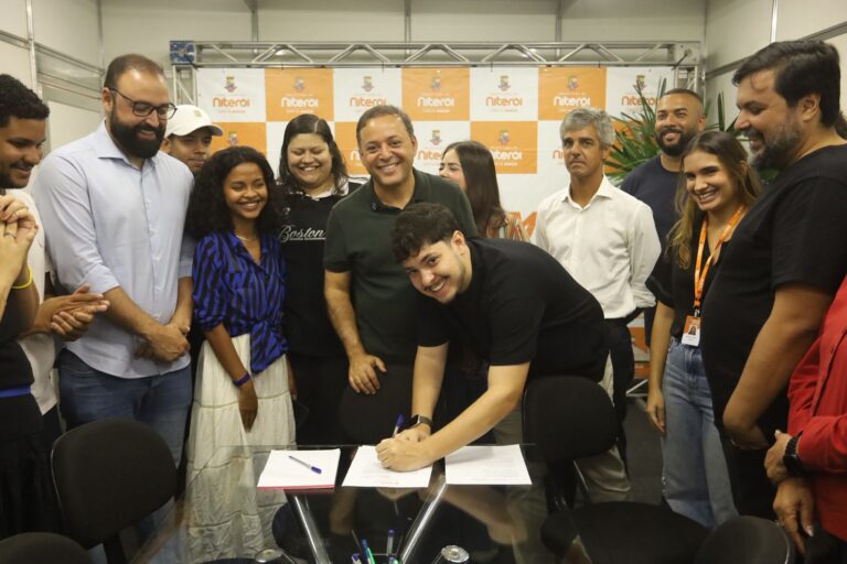 Prefeito Rodrigo Neves e jovens em lançamento do programa Aprova Jovem em Niterói, no Horto do Fonseca.