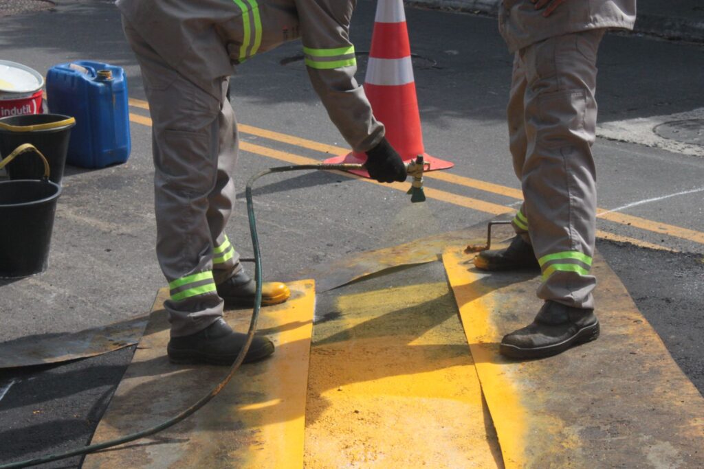 Dispositivos de moderação de tráfego em rua de Niterói para aumentar a segurança de pedestres e veículos.