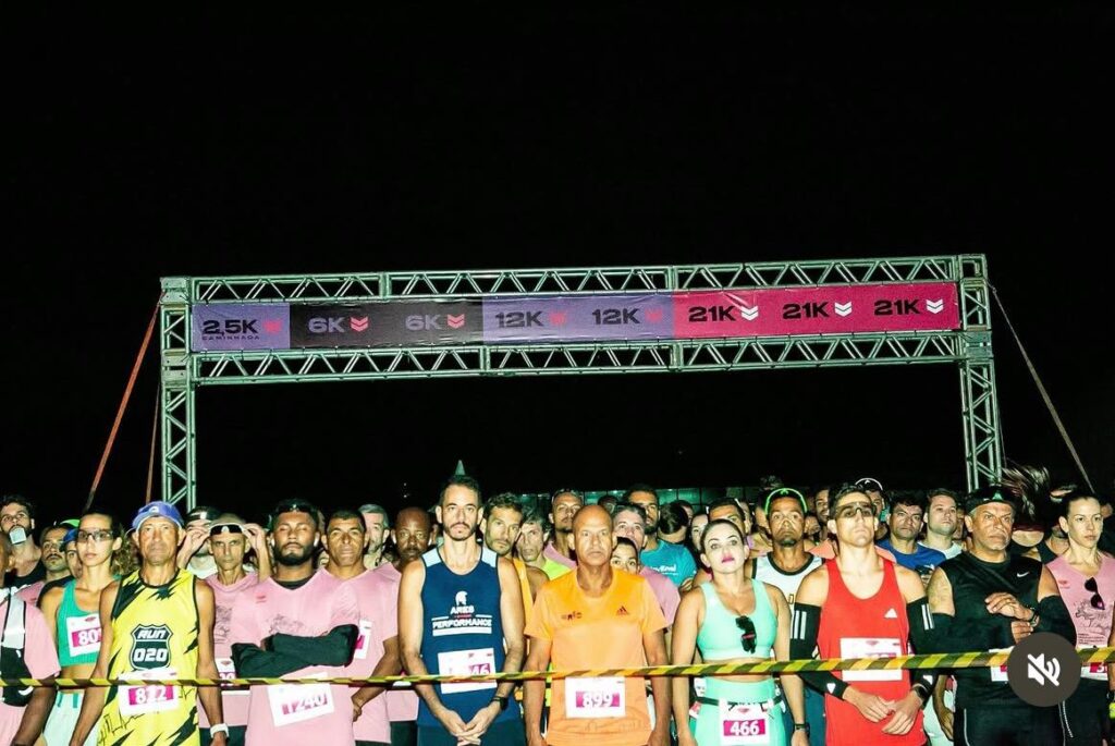 Corredores participam de meia maratona no Caminho Niemeyer em Niterói, com a orla ao fundo.