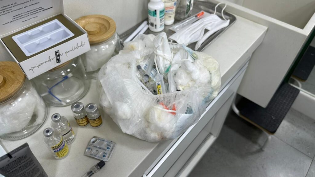 Equipes da Prefeitura de Niterói e Polícia Civil fiscalizam salão no Badu na Operação Pharmakon.